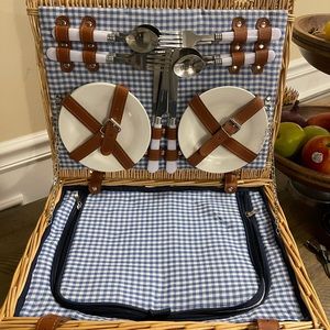 Brand new picnic basket including all accessories from photos